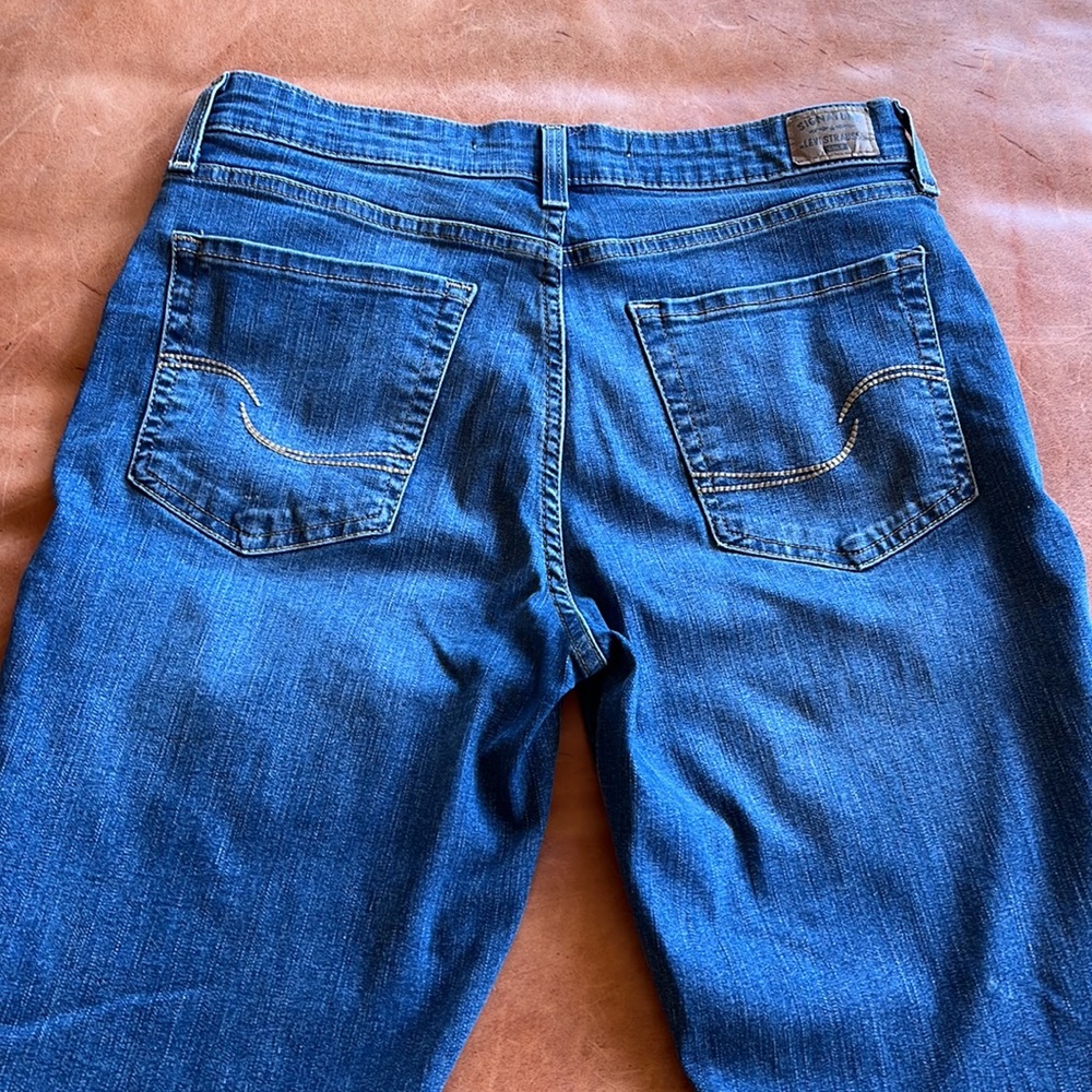 Mid rise ladies jeans in new condition. You’ll love these jeans! - Picture 4 of 6
